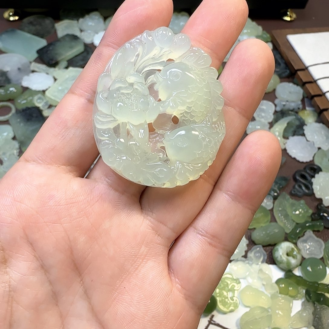 蛇纹石玉颈饰未镶嵌