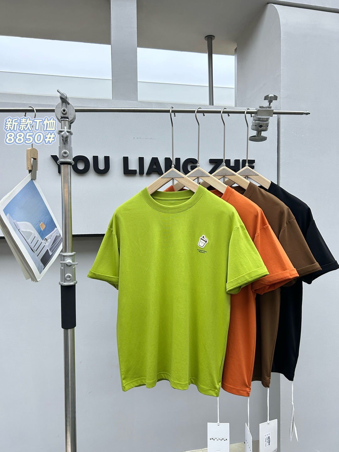 《黑色》小众设计时尚撤柜新款短T-8850