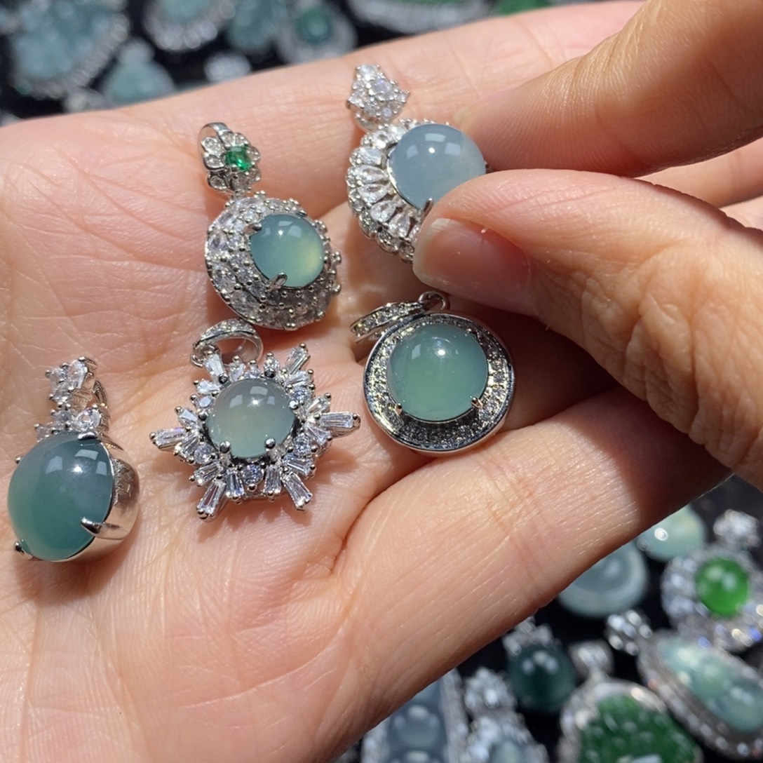 清***晨翡翠未镶嵌颈饰翡翠