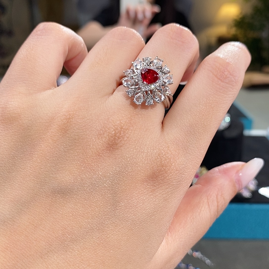 戒指18K金镶嵌红宝石GRS无烧鸽血红1.12ct