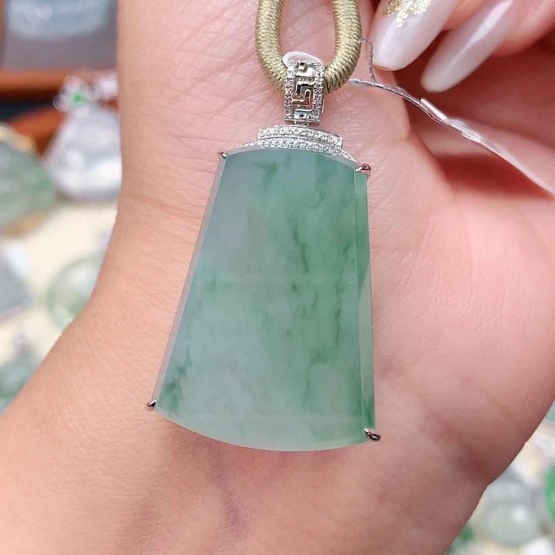 颈饰18K金镶嵌翡翠无事牌