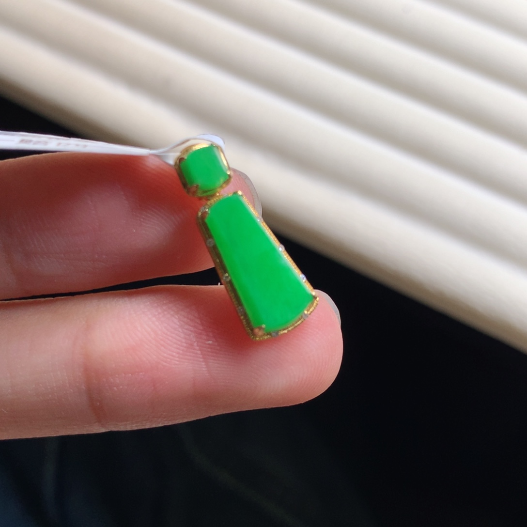 翡翠颈饰18K金镶嵌缅甸小绿牌