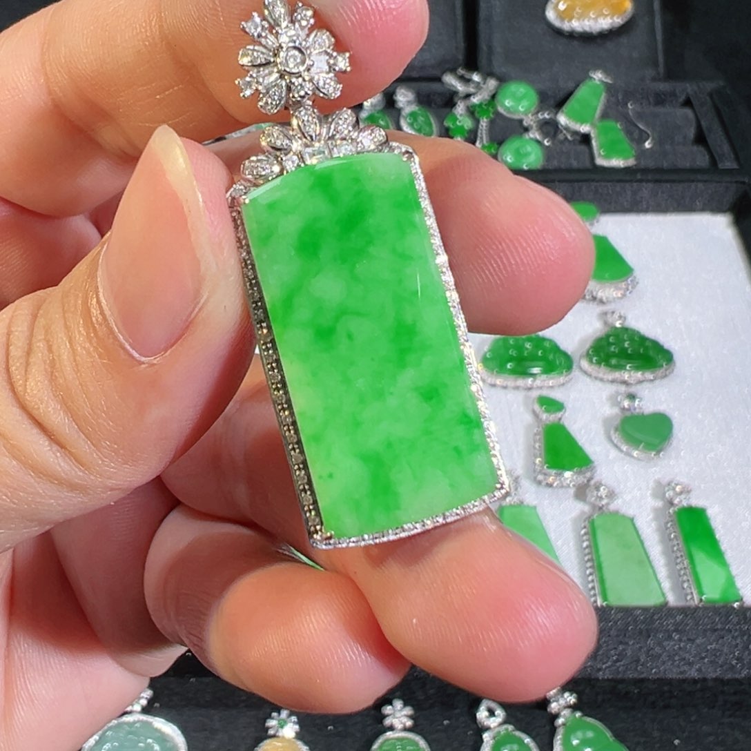 【闪购商品】翡翠吊坠(不含链)18K金镶嵌