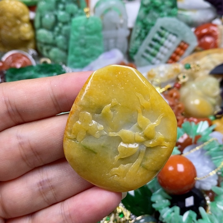 翡翠吊坠(赠链)未镶嵌