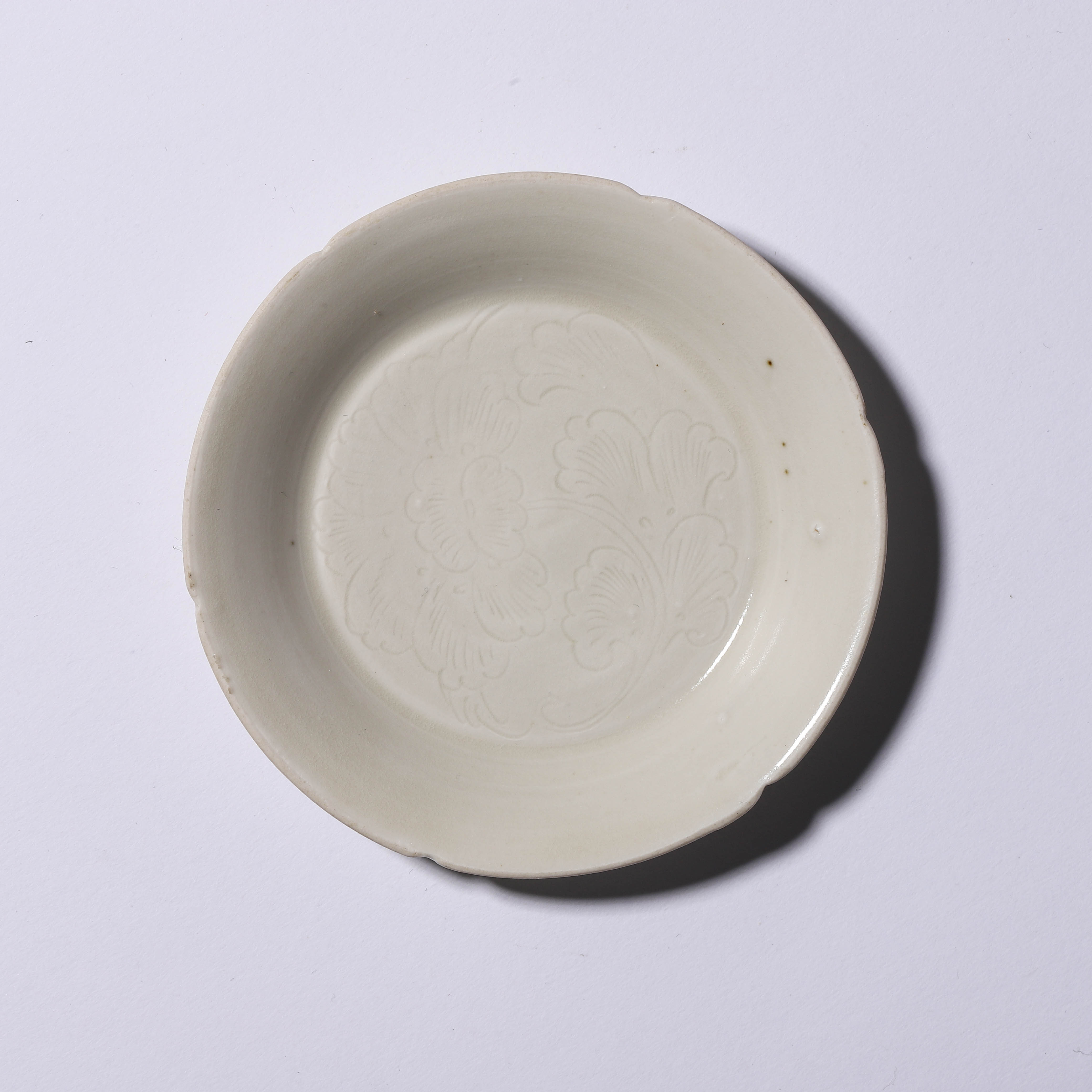 【拍卖预展】Lot9 明代 白釉刻花花口洗