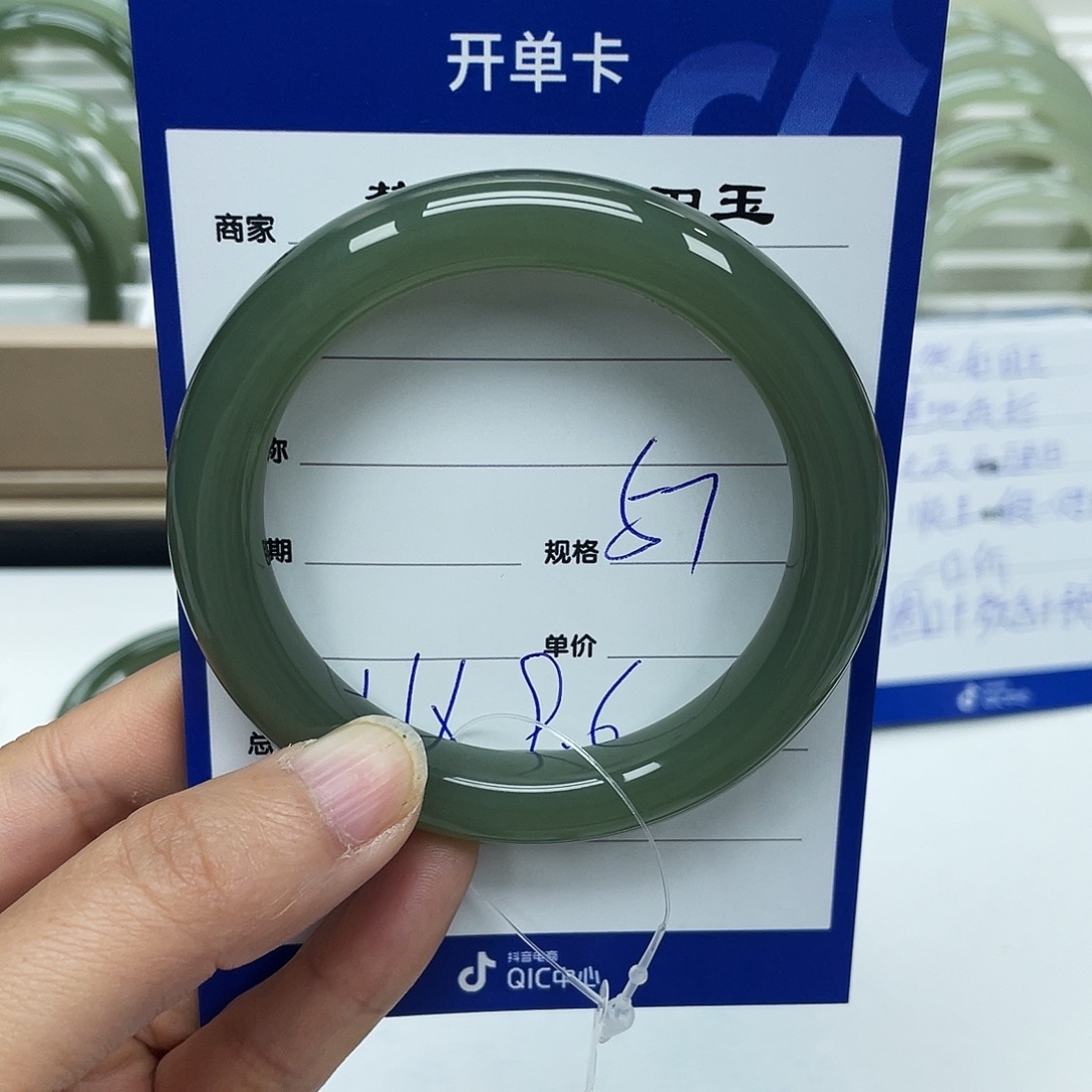 姗***姗和田玉未镶嵌手镯