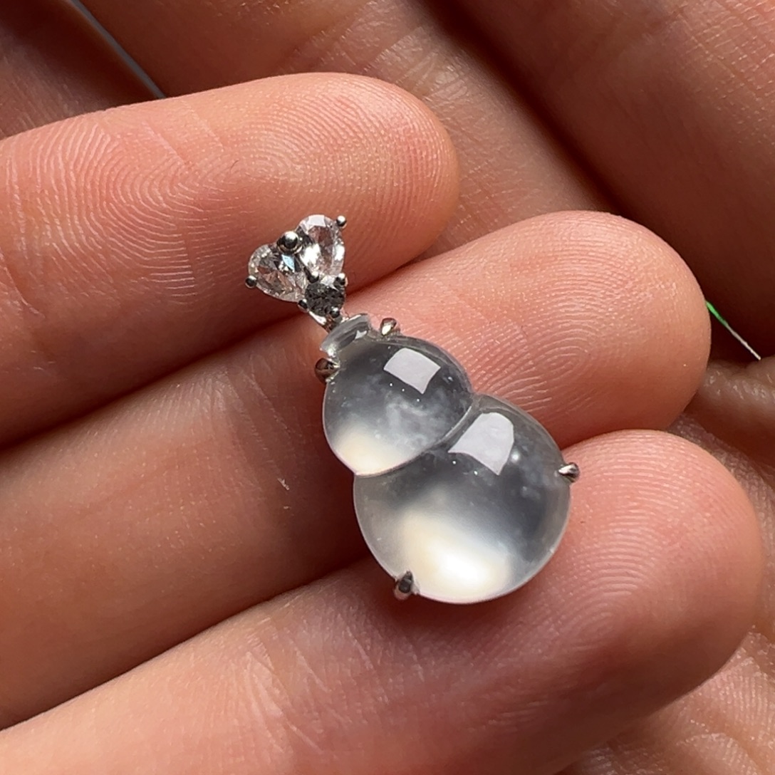 翡翠18K金镶嵌颈饰Y玻璃炸光葫芦