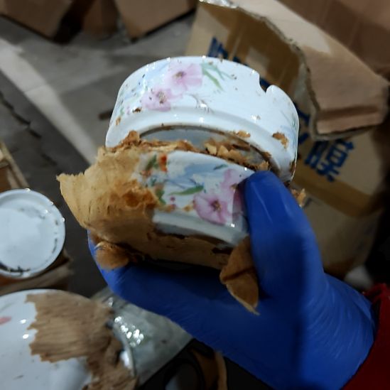 摆件盘子碗茶壶啥都有