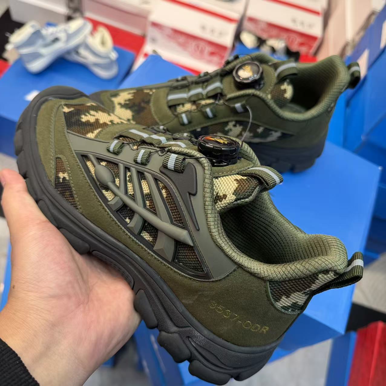 丛林迷彩系列主打耐磨防滑轻便一脚蹬