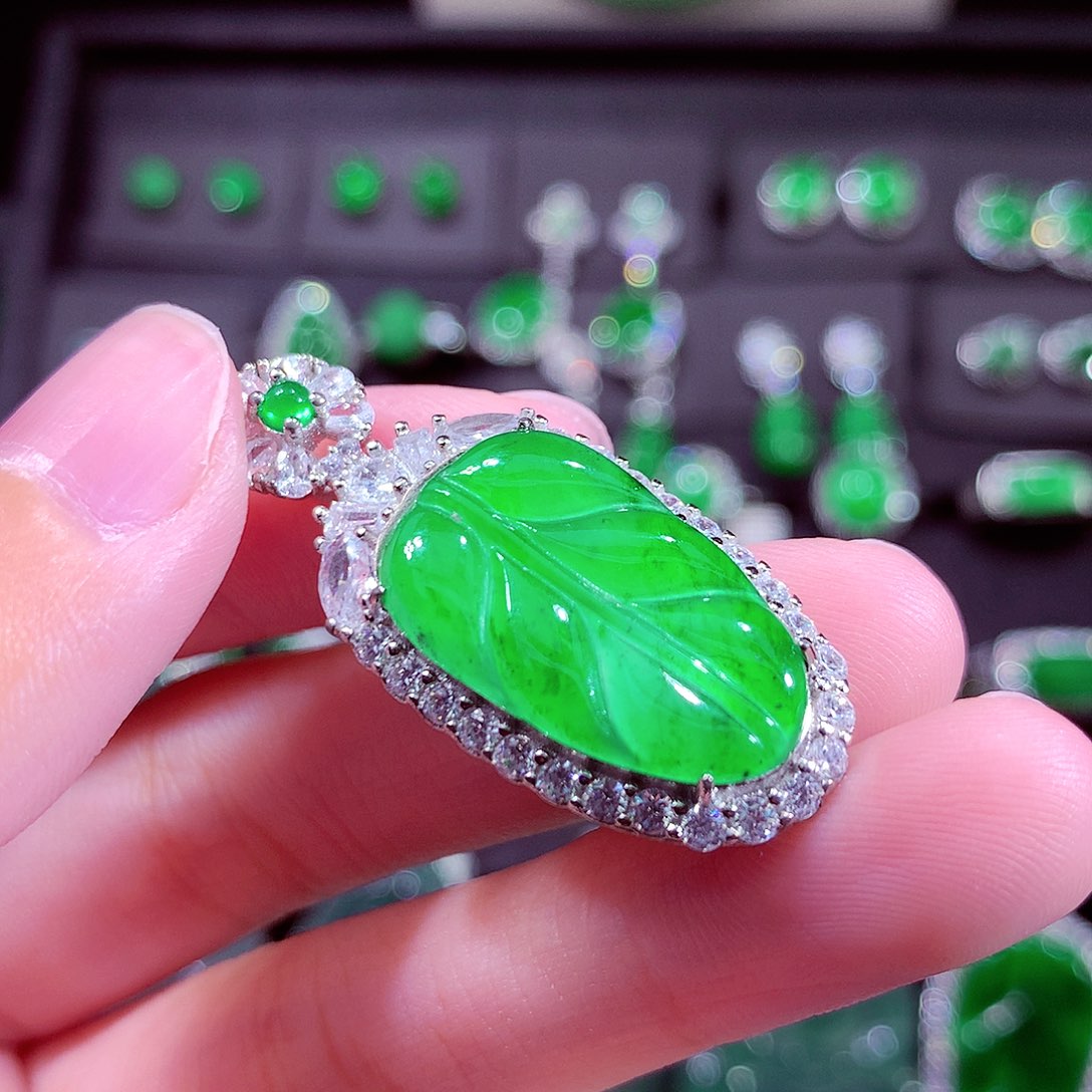 颈饰未镶嵌翡翠天然