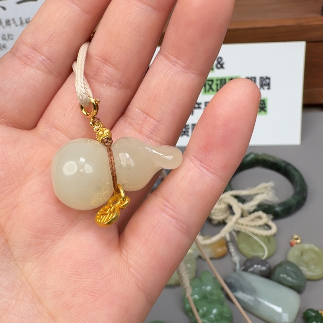 温***暖和田玉未镶嵌颈饰
