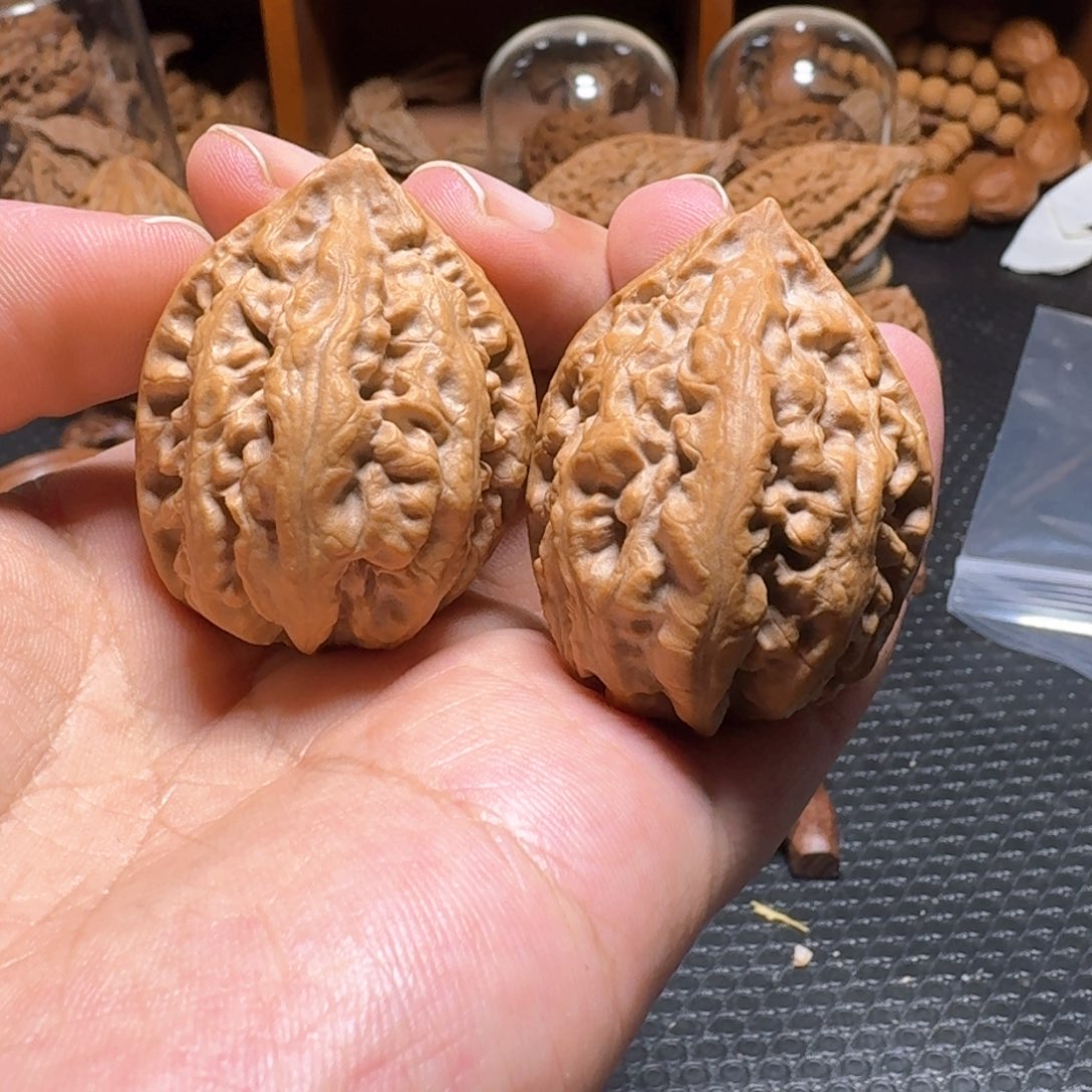 文玩核桃把件粗筋草莓