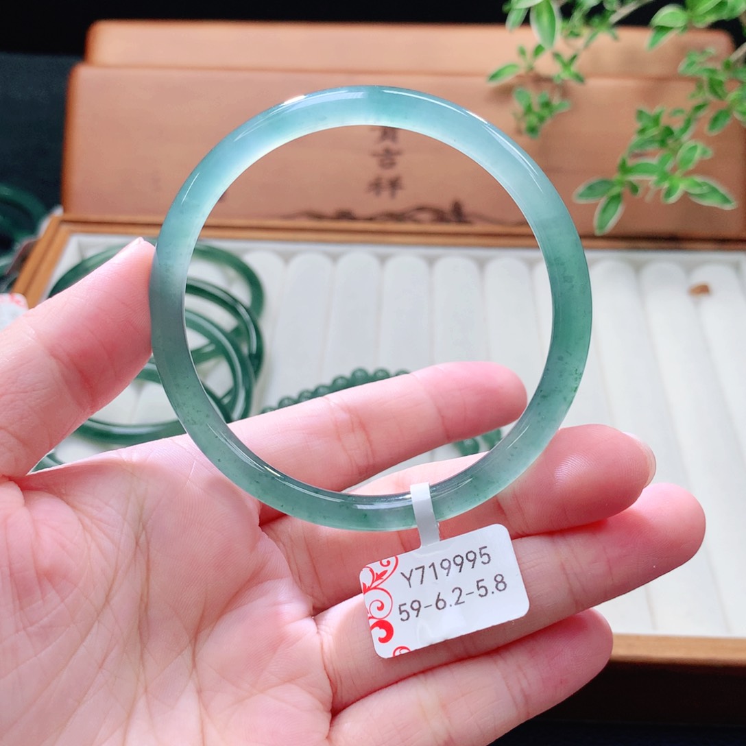 未镶嵌手镯（圆镯）翡翠