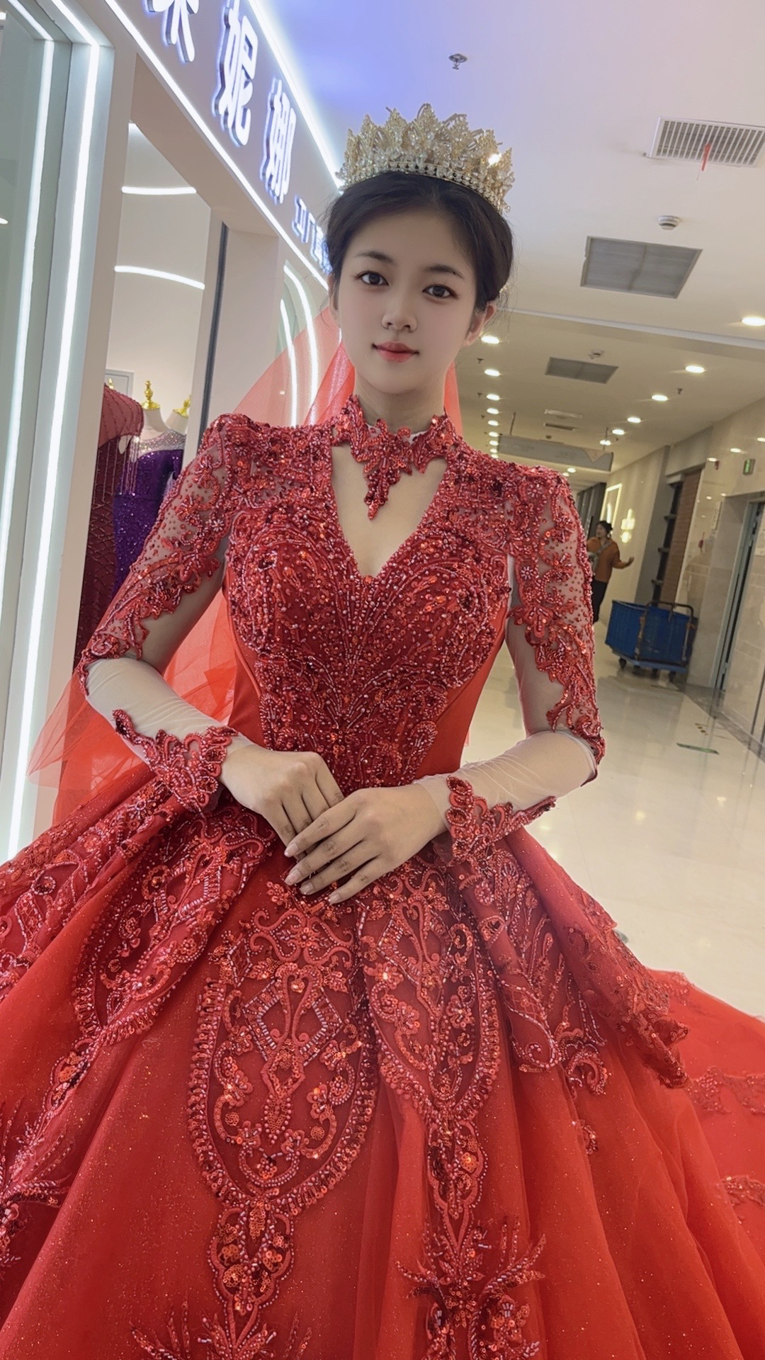 气质高雅，皇后领设计，重手工缝制齐地婚纱