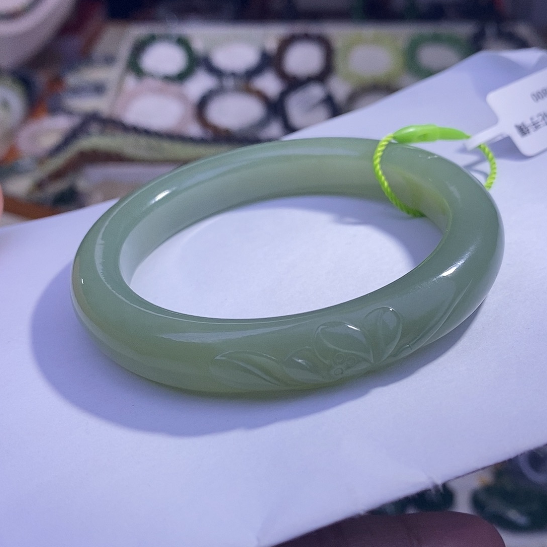 颈饰未镶嵌和田玉毕业级老坑料高冰晴水湖水绿雕花手镯56.5