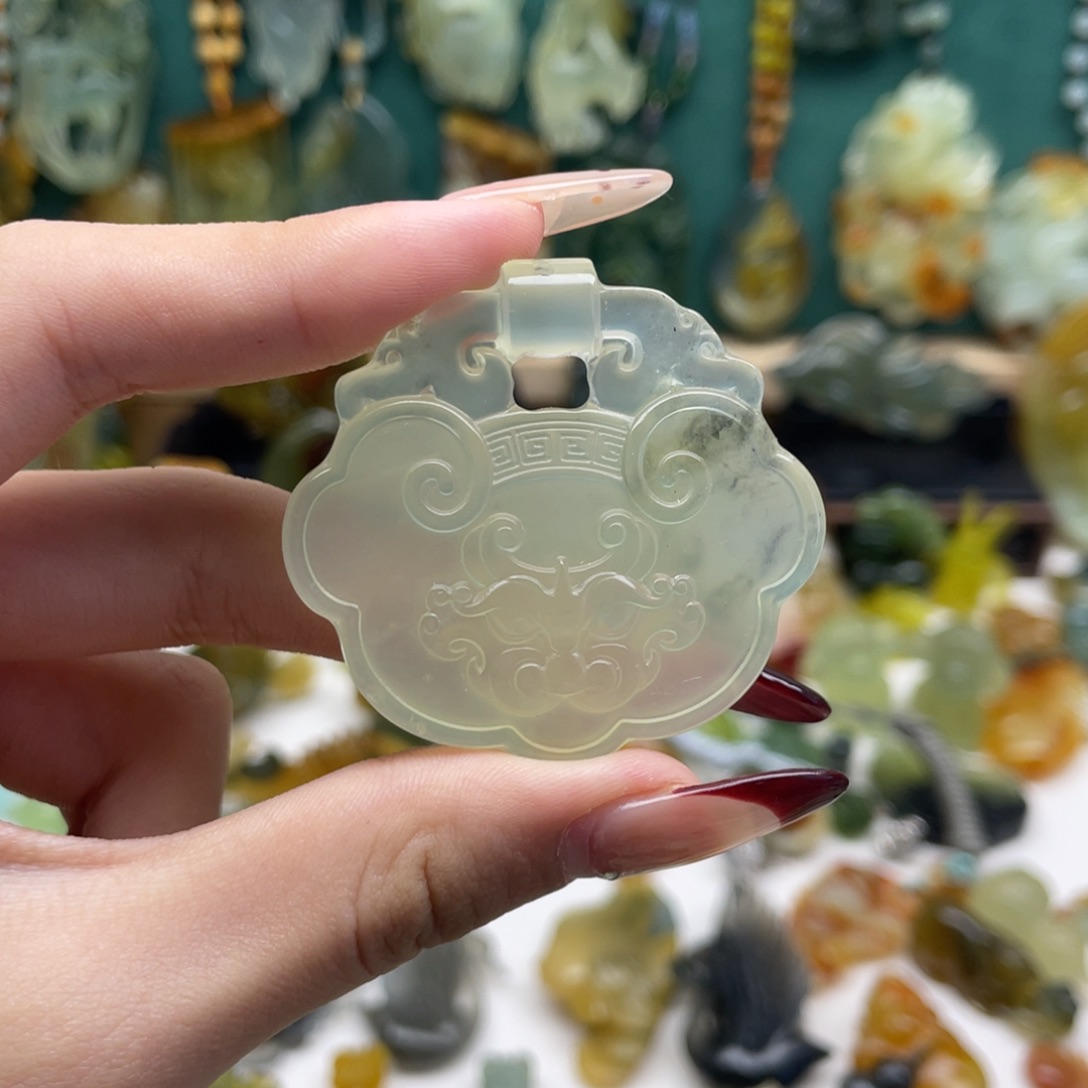 蛇纹石玉颈饰未镶嵌