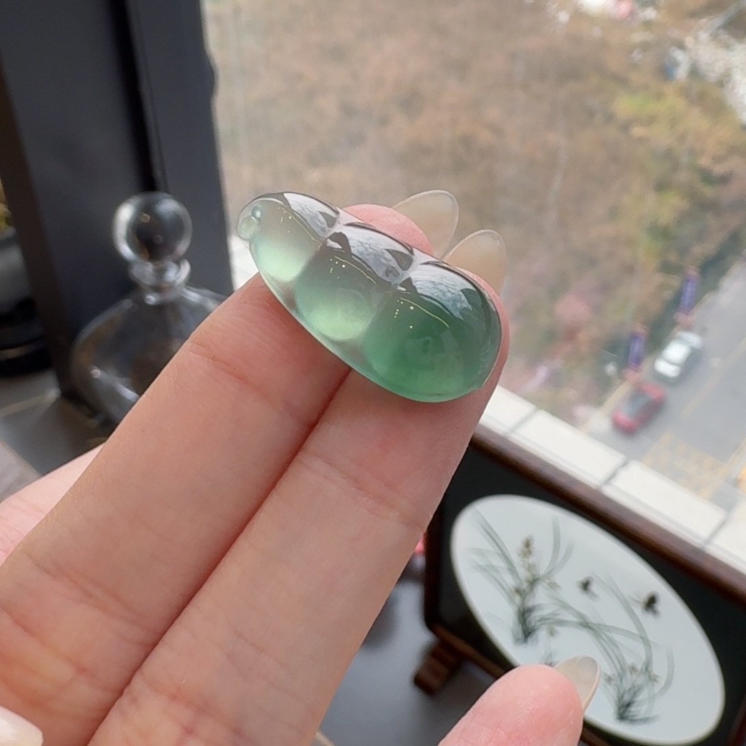 翡翠颈饰未镶嵌冰绿底胖豆