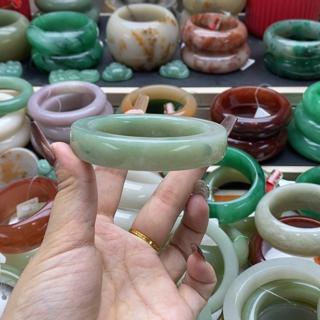 石英岩玉未镶嵌手镯