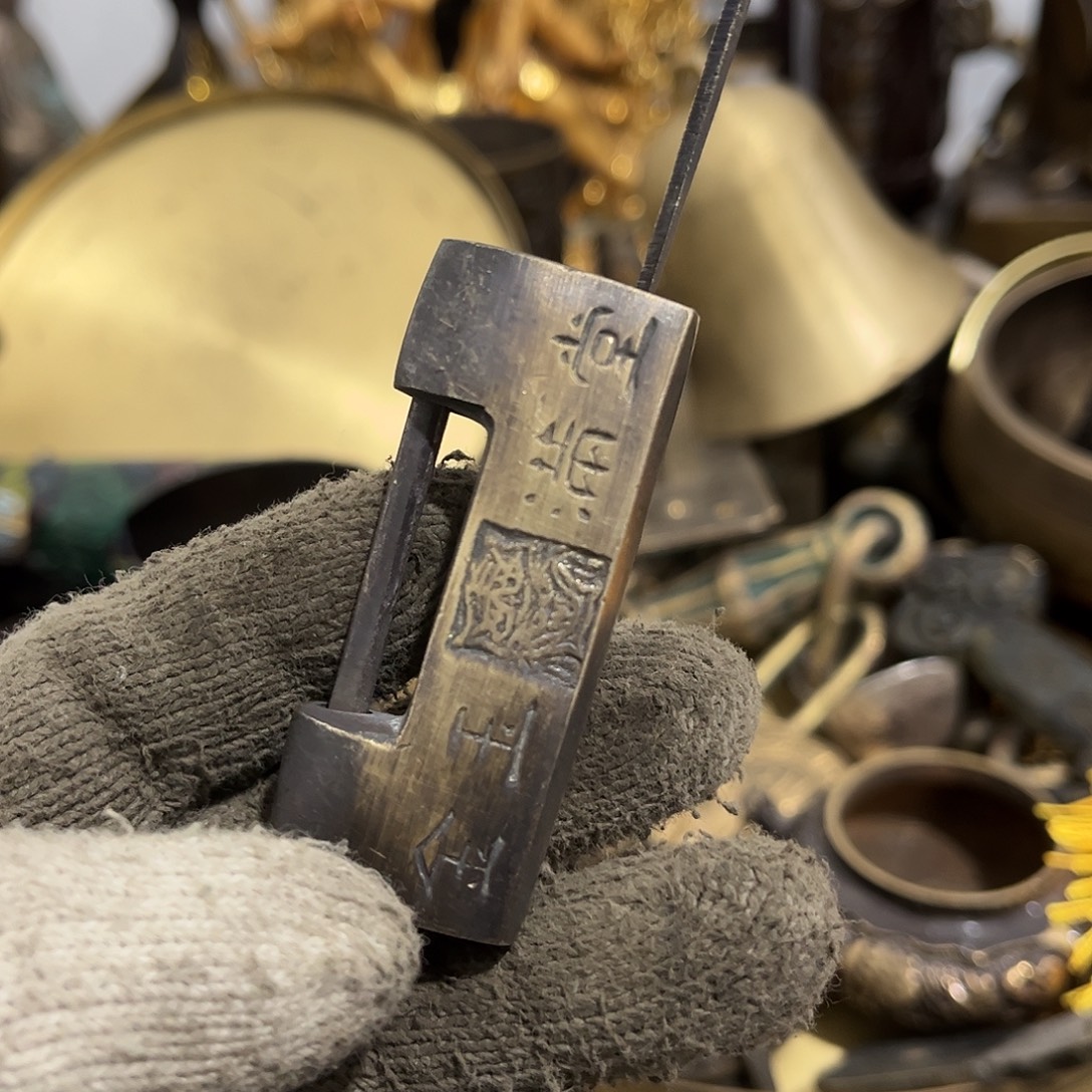 中***上闪电购铜摆件工艺品