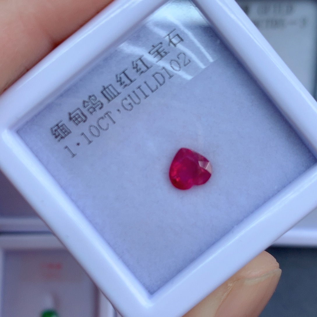未镶嵌1.1克拉裸石红宝石