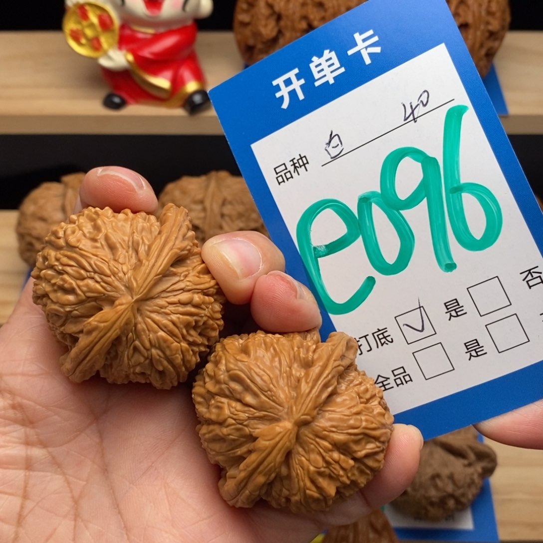 文玩核桃吊坠白狮子核桃