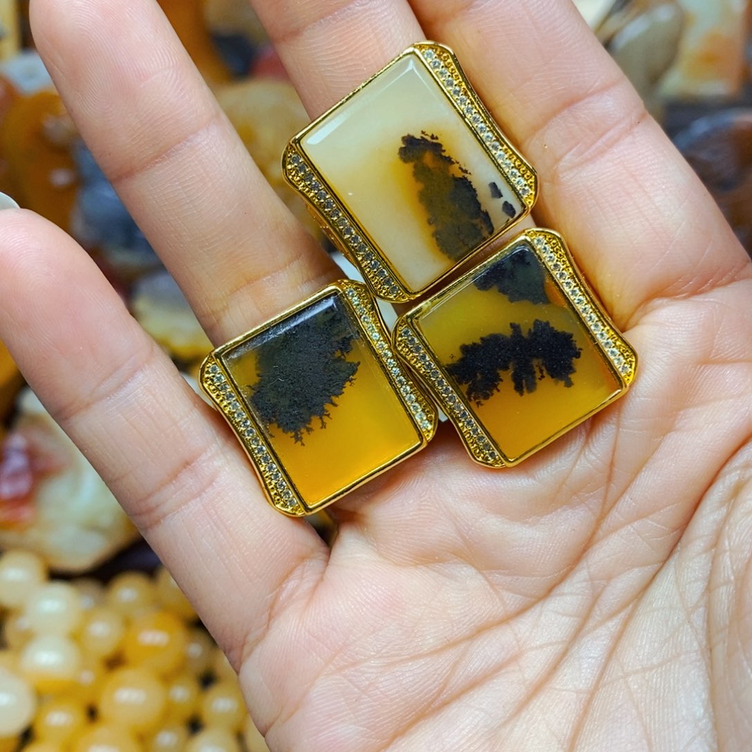 石英质玉（黄龙玉）颈饰未镶嵌