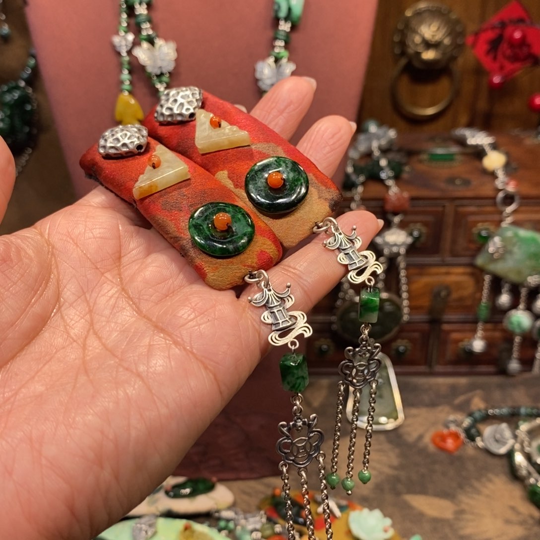 翡翠吊坠(赠链)未镶嵌