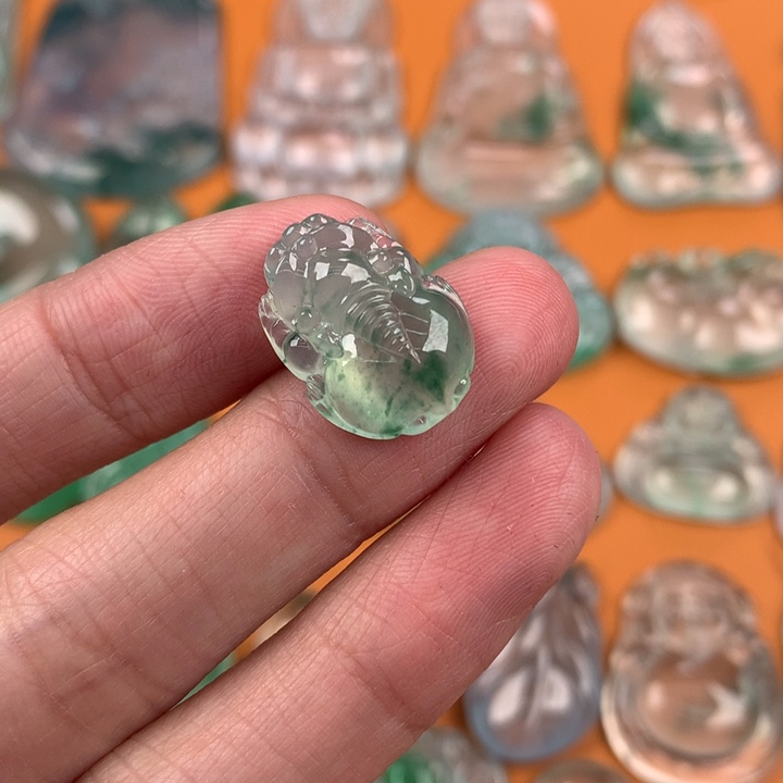 翡翠挂件未镶嵌….