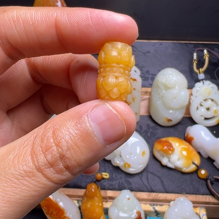 邳***业和田玉未镶嵌颈饰