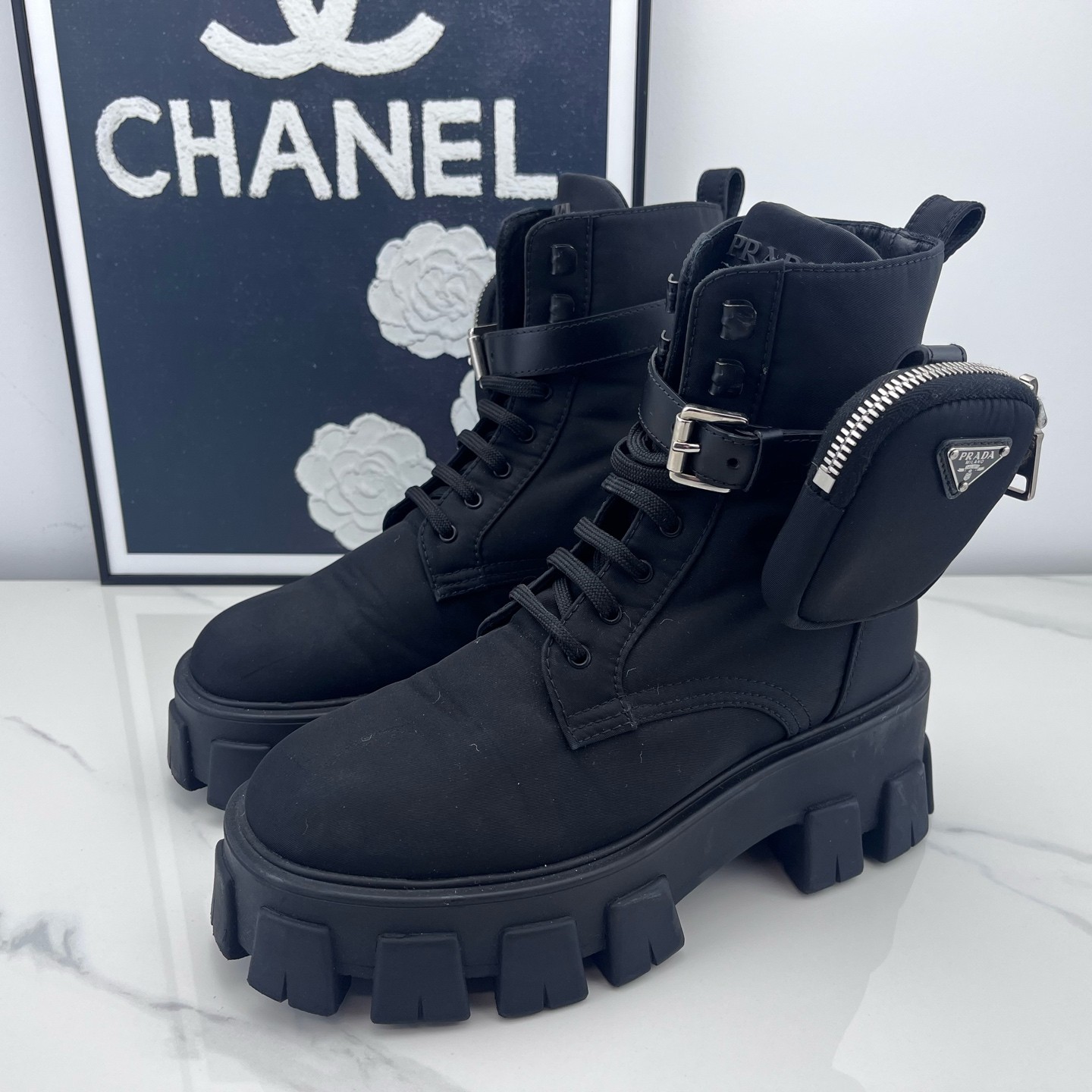 95新 Prada/普拉达 Prada普拉达黑色厚底马丁靴 37码/jm01396