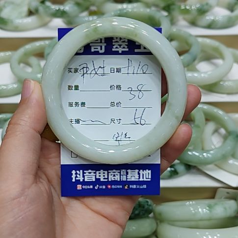 尹***士未镶嵌透闪石-蛇纹石玉手镯