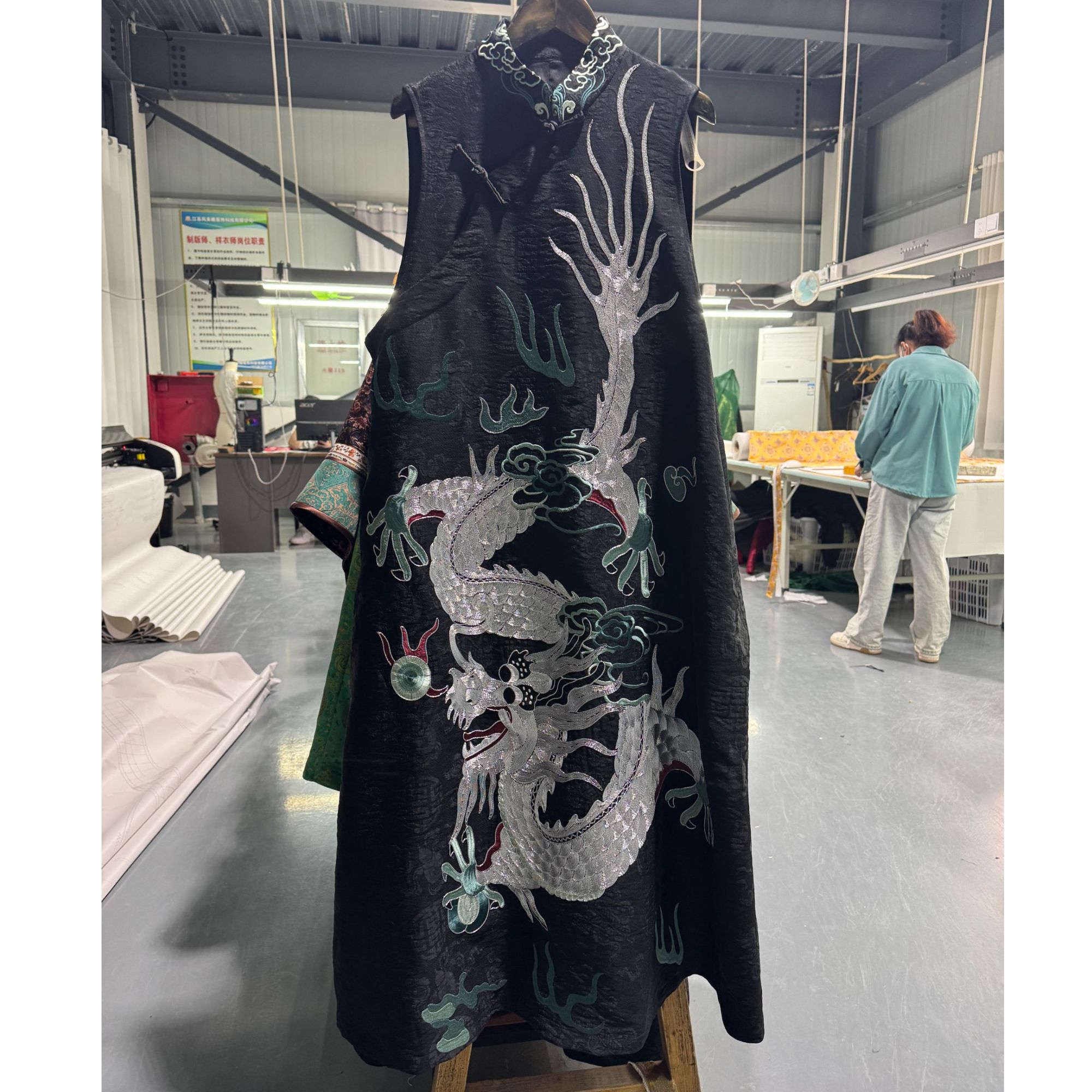 凤徕兮私人定制黑色福禄底盘银龙刺绣盘扣小立领马甲（LS223-30）