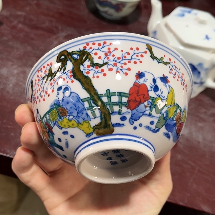 瓷片///////直径12.5厘米。红。