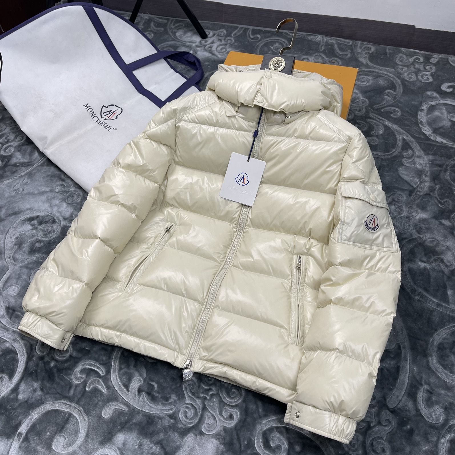 鹅绒服男女款2025冬季新款加厚保暖潮流短款冬装黑金羽绒服外套