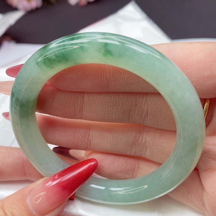 翡翠手镯未镶嵌53圈