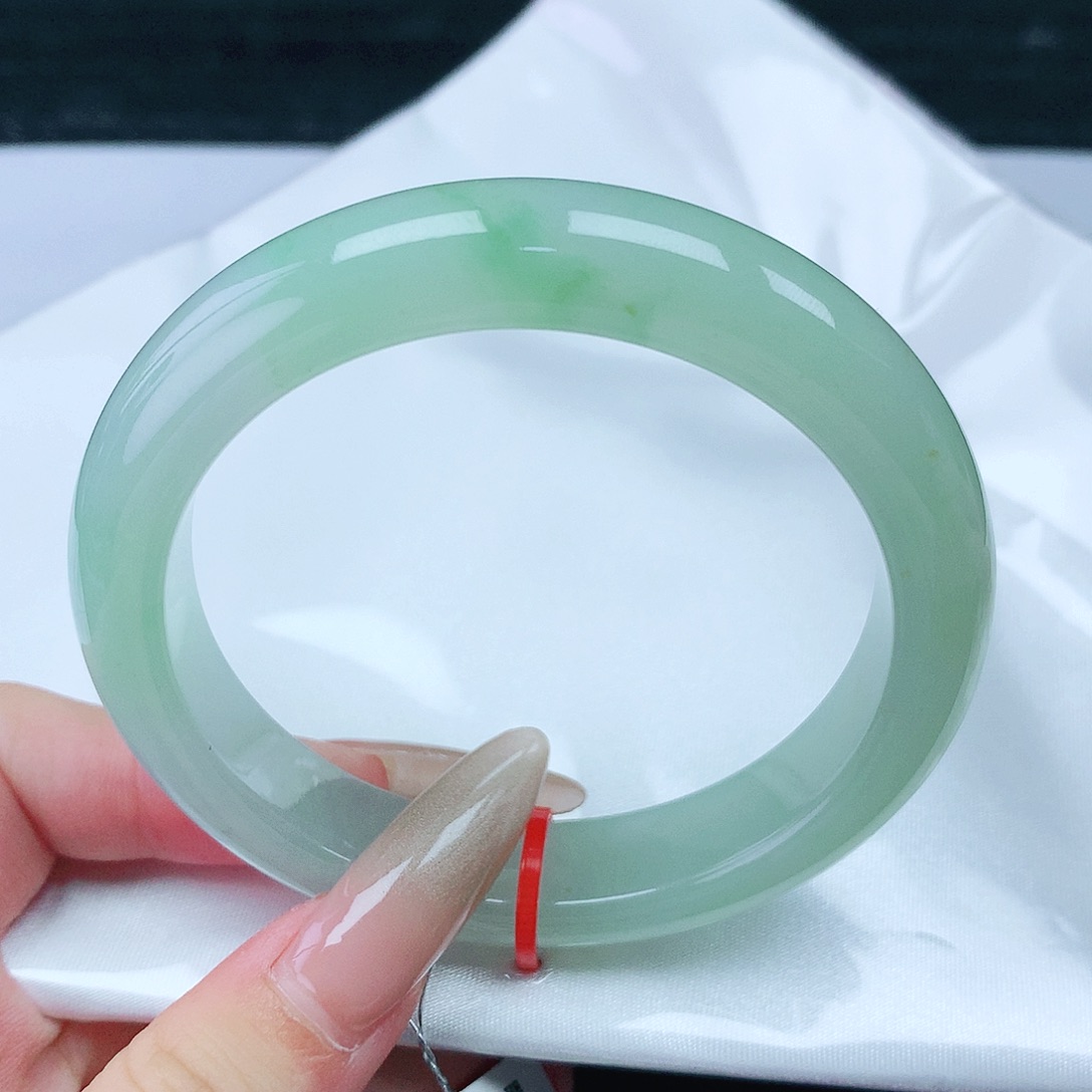 翡翠手镯未镶嵌56圈