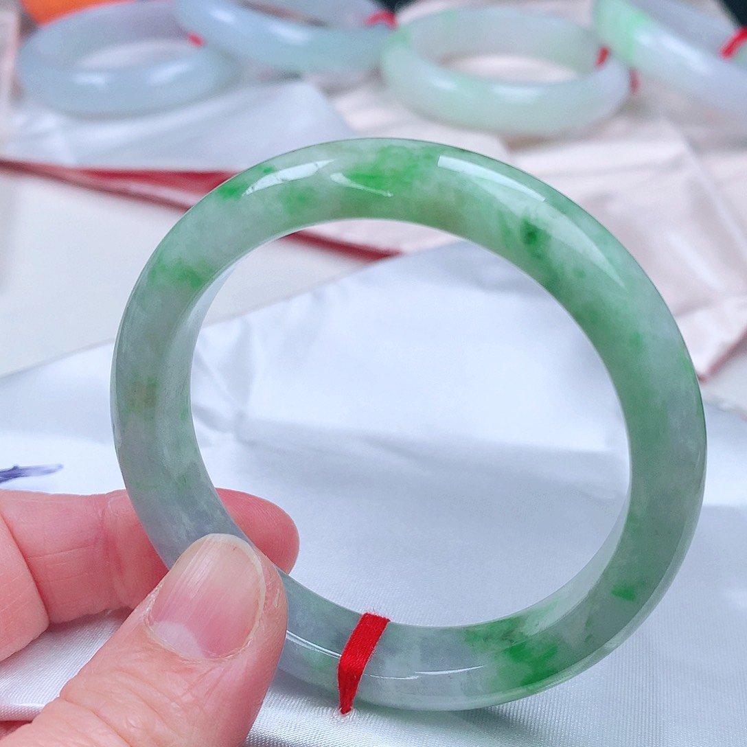 翡翠手镯未镶嵌。。