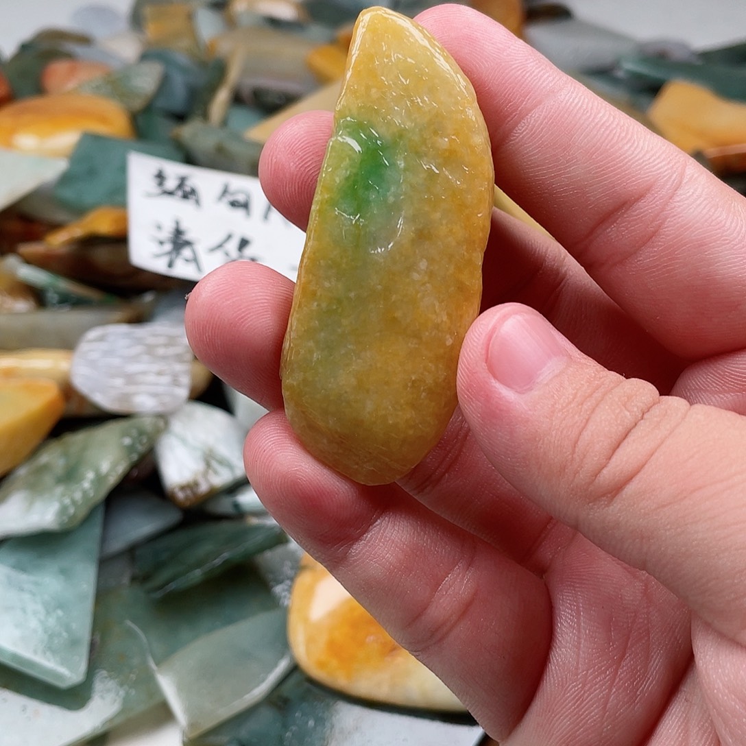 西***者翡翠未镶嵌颈饰挂件