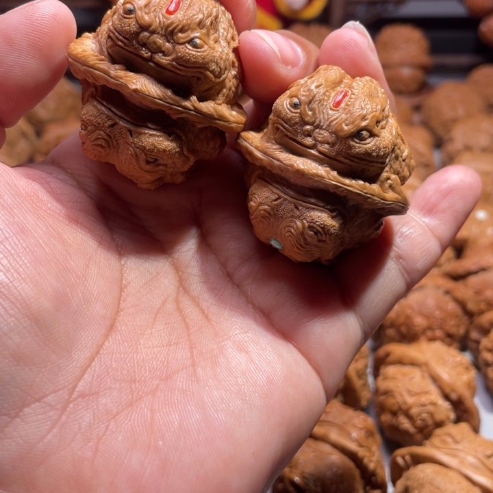 @*蛤蟆头雕刻的金蟾