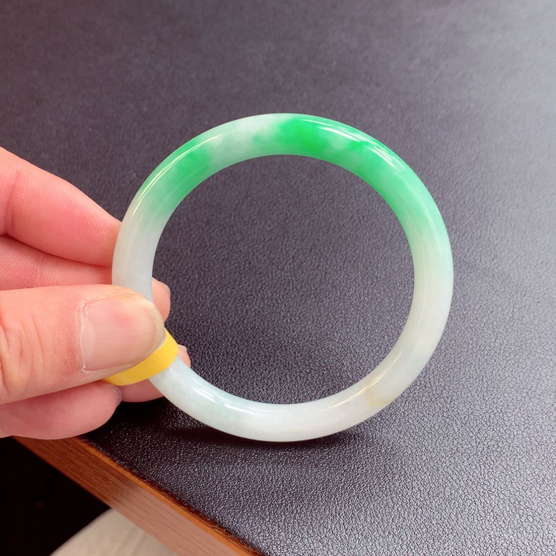 翡翠未镶嵌手镯A***。缅甸翡翠