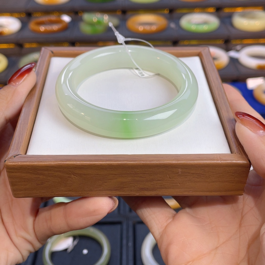 和田玉手镯未镶嵌芳*