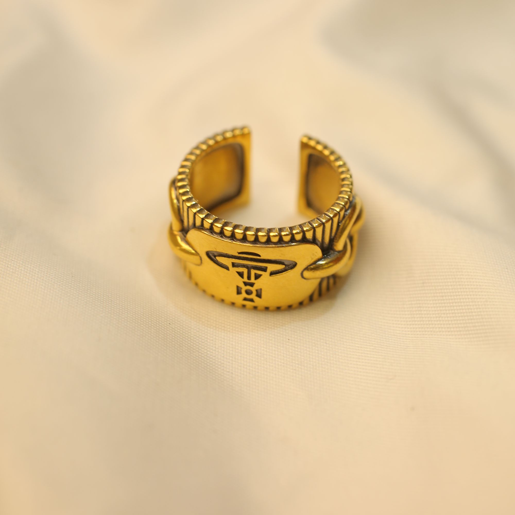 伊芙琳电黑工艺足金黄金复古时尚简约百搭土星戒指男女通戴