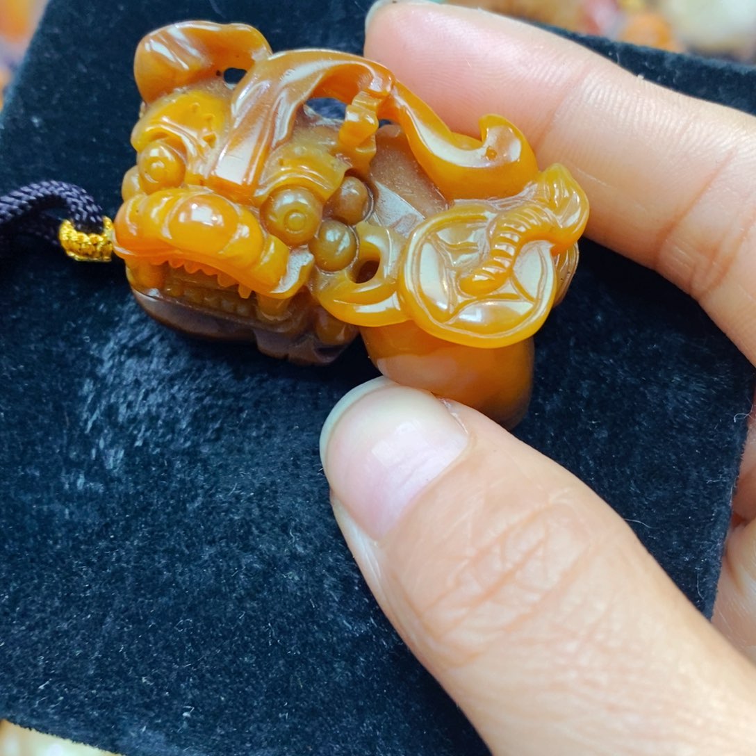 未镶嵌石英质玉（黄龙玉）颈饰