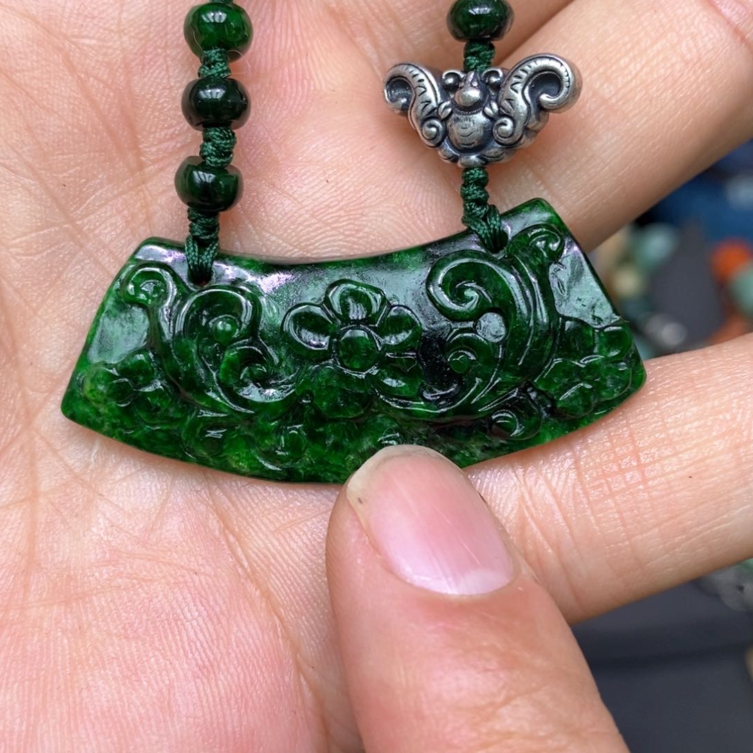 翡翠颈饰未镶嵌漂亮美眉