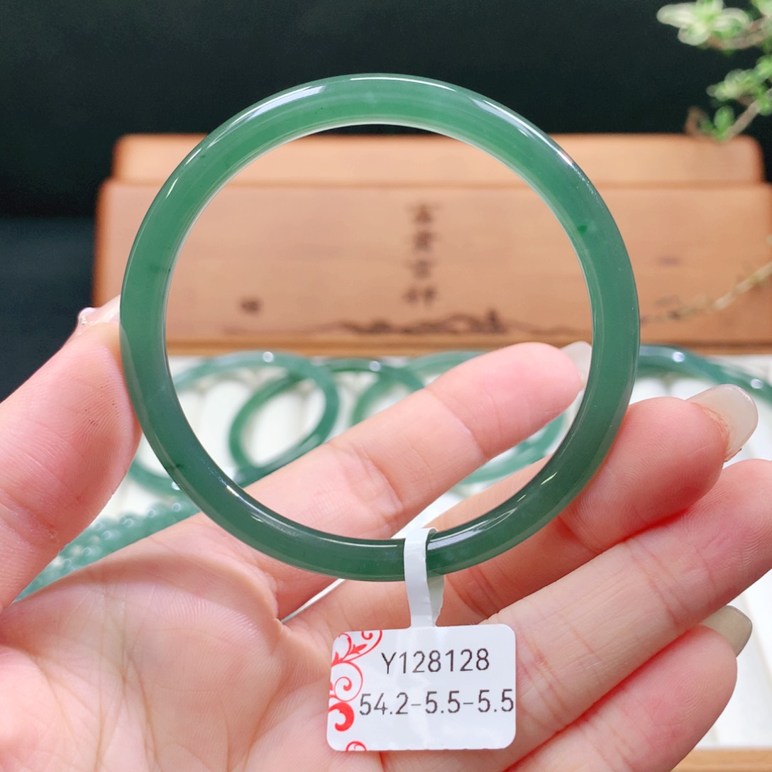 翡翠手镯未镶嵌天然