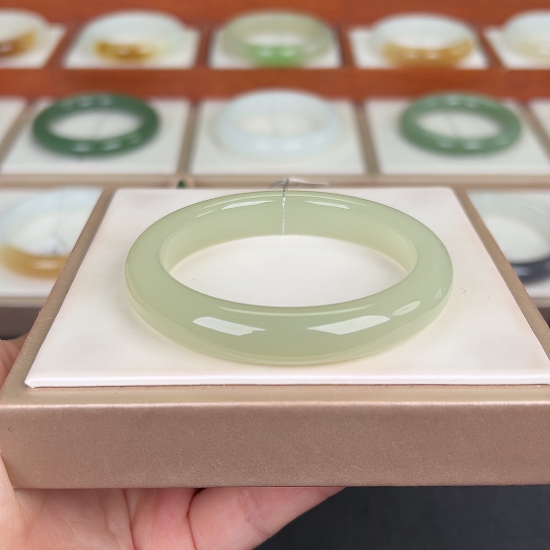 和田玉未镶嵌手镯蜂蜜水