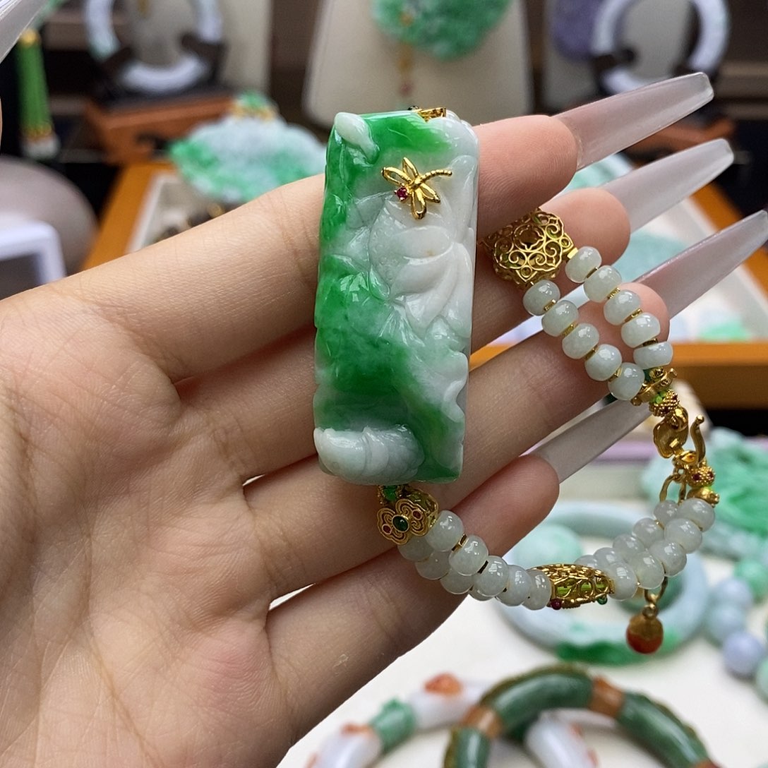 颈饰未镶嵌翡翠天然