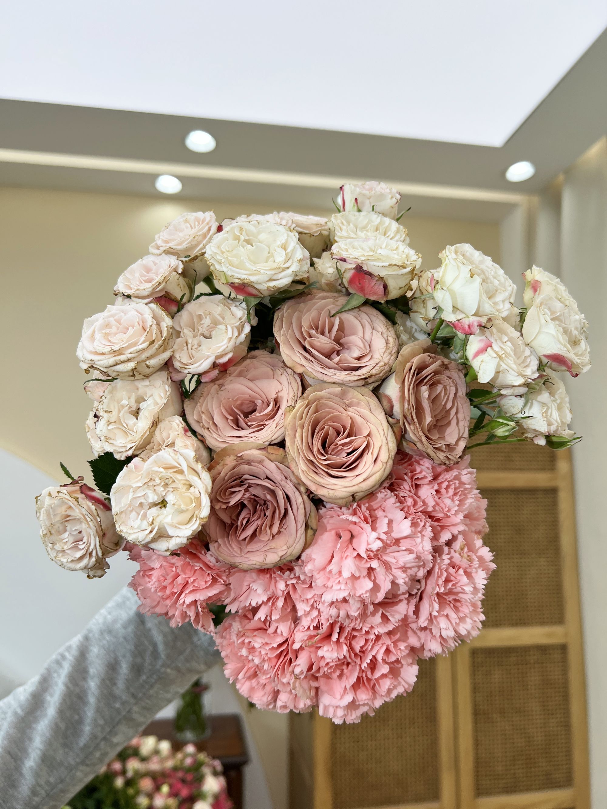 【高端6枝折射泡泡+5枝卡布奇诺+10枝康乃馨】鲜花云南鲜花组合花束