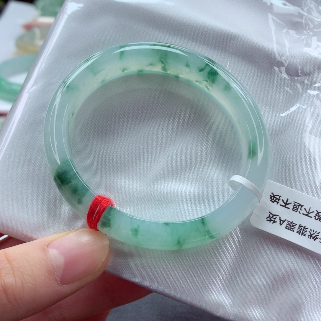 翡翠手镯（贵妃镯）未镶嵌 54.1 完整性高 小小