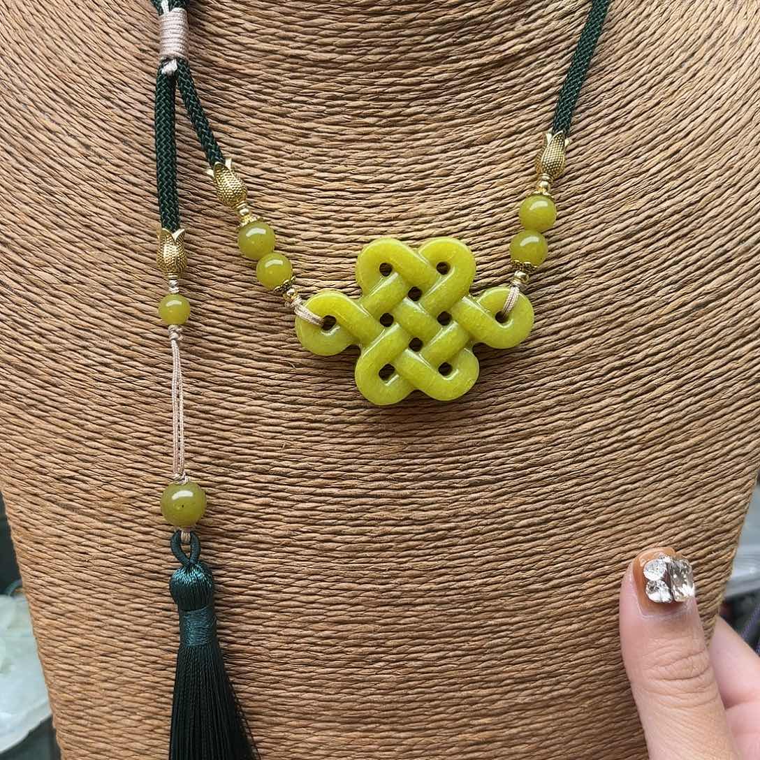 蛇纹石玉未镶嵌颈饰